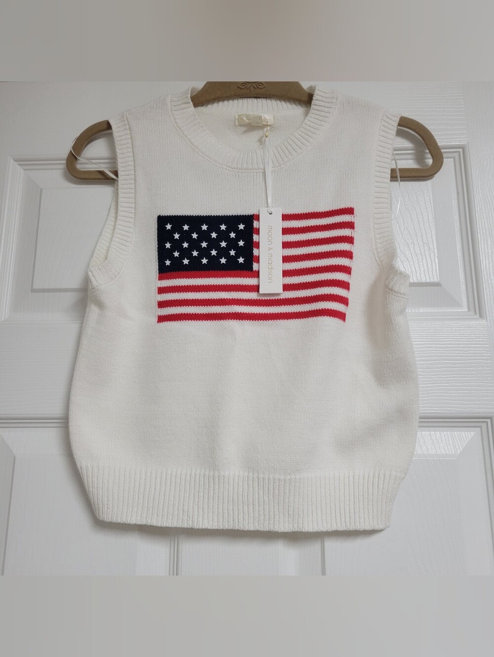 Moon & Madison NWT Knit Sweater Vest Size Small.